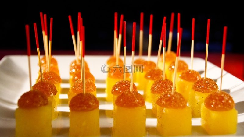 为了更直观地了解速冻食品的营养成分，以下列举了几种常见速冻食品的营养成分对比：